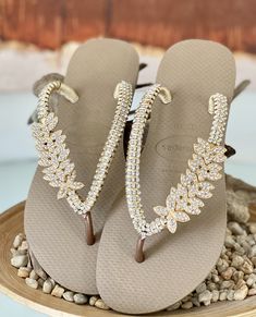 Diy Sandals, Flip Flop Shoes, Decorated Shoes, Beaded Bracelets Diy, Jeffrey Campbell Shoes, Palm Beach Sandals, Made In Brazil, Diy Bracelets, Womens Flip Flop