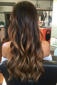 Ombré Hair Caramelo: Passo a Passo em Casa, Preço, Antes e Depois Warm Brown Hair, Brown Ombre Hair, Blond Balayage, Caramel Hair, Brunette Balayage Hair, Ombré Hair, Dark Brown Hair Color, Short Hair Balayage, Long Brown Hair