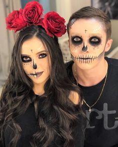 Makijaż Sugar Skull, Candy Skull Makeup, Mexican Halloween Costume, Halloween Makeup Sugar Skull, Sugar Skull Costume, Halloween Beauty, Halloween Eye Makeup, Creepy Halloween Makeup, Amazing Halloween Makeup