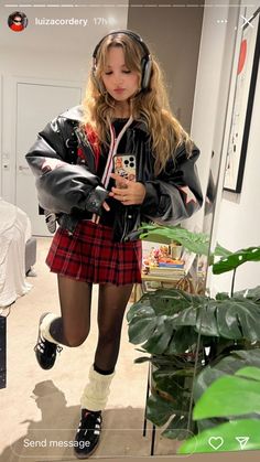 Red Plaid Skirt Outfit, Tartan Skirt Outfit, Red Skirt Outfits, Skirt Outfits Aesthetic, Plaid Skirt Outfit, Red Plaid Skirt, Winter Skirt Outfit, Looks Street Style, Red Skirts