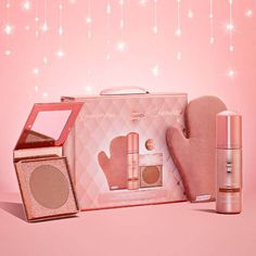 The Bellamianta Luminous Luxuries Gift Set is your ultimate glow kit! Including a tanning mousse, bronzing powder & a luxury mitt, this gift set has everything you need for a flawless, sun-kissed look. The perfect gift for that glow-lover in your life! Tanning Essentials, Body Glow, Tanning Mitt, Luxury Gift Set, Detox Shampoo, Self Tan, Tanning Mousse, Glow Kit, Bronzing Powder