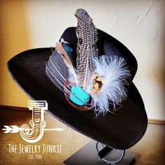 If you’re looking for the perfect accessory to complement your favorite hat, look no further. The Genuine Leather Hat Band accented with Turquoise and Feathers by The Jewelry Junkie is absolutely everything that you need. Not only is it easy to incorporate into any and all outfits, but the genuine leather immediately elevates whatever it is you’re wearing. Genuine Leather Oval Base is Sourced and Hand-Made in Texas Leather base measures 2.5x3.5 Inches Genuine Howlite Turquoise stone Stone will r Turquoise Hat Bands, Diy Hat Band Ideas, Country Hats For Women, Mens Kentucky Derby Hats, Hat Bands Diy Ideas, Boho Hat Outfit, Turquoise Hat, Cowboy Hat Bands, Hats Western