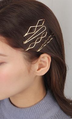 Simple Metal Hair Pins Set (Pack of 4) - Size - 7cm  - Colour - Gold , Silver , Rose gold - Enoughlip hair pins have the freshest trends incorporated with fine design and quality jewellery for the modern woman. - Elegantly crafted in high quality metal from South Korea. - A Perfect Gift - Lovely for any special occasion including birthdays, graduation, Valentines, anniversaries, Mother's Day, Christmas, Easter etc, or a well deserved treat for yourself. - YOUR OWN STYLE TO MAKE YOU SHINE, Just f Classic Bob Hairstyle, Trendy Updos, Minimalist Hair, Hair Clasp, Simple Hair, Clip Hairstyles, Metal Hair, Casual Hairstyles, Creative Hairstyles