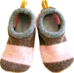 a pair of slippers that have been made to look like they are wearing shoes