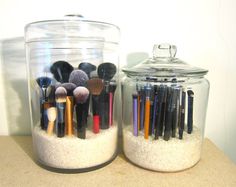 Excellent way to store your makeup brushes, espeically if they are going to be store on top of your vanity or dresser.   This prevents the dust from getting on your brushes.  You want to be stylish and clean too. Makeup Storage Hacks, Diy Makeup Organizer, Rangement Makeup, Penyimpanan Makeup, Kuas Makeup, Makeup Organization Diy, Brush Storage, Organizer Makeup, Makeup Brush Organization