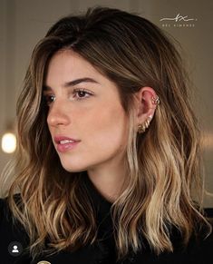 Short Beach Hair Brunette, Womens Hair Lengths, Midlength Haircuts With Choppy Layers, Golden Bayalage On Dark Hair, Fine Hair With Highlights, European Haircuts Women, Light Brown Mid Length Hair, Medium Length Balayage Brown, 2023 Medium Hair Trends For Women