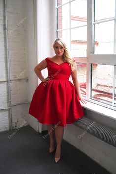 Ruby Satin Off Shoulder Satin Knee Length Plus Size Cocktail Prom Dress #promdress #cocktaildress #homecomingdress #graduationdress #summerdress #plussizedress Modest Plus Size Fashion, Short Plus Size Fashion, Casual Party Outfit, Curvy Dress, Plus Size Fashion For Women, Plus Size Kleidung, Plus Size Wedding, Curvy Girl Fashion, Curvy Outfits