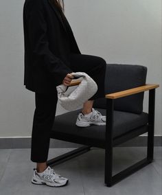 Workwear Sneakers Women, Chunky Trainers Outfit, Dad Shoes Outfit, Nb 530, Black Sneakers Outfit, Sneakers Outfit Work, Looks Adidas