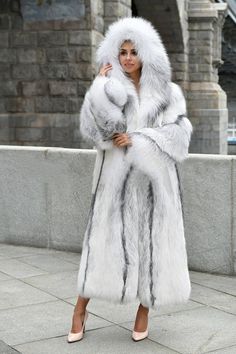 Fur Coat Outfit Casual, Cross Fox, Fur Coat Outfit, Mode Mantel, Long Fur Coat, Fur Coat Fashion, Fox Coat, Fur Hats, Fox Fur Jacket