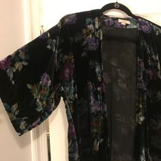 Black And Floral Velvet Kimono/Cardigan From Loft. Xs/S - Never Worn. Velvet Kimono Jacket, Velvet Kimono Outfit, Kimono Cardigan Pattern, Velvet Kimono, Creative Stuff, Kimono Cardigan, Cardigan Pattern, Kimono Jacket, Dream Closet