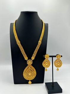 Indulge in the rich heritage of South Asia with our captivating necklace, a dazzling fusion of Indian, Pakistani, and Nepali influences. Inspired by the opulence of traditional jewelry, this exquisite piece showcases intricate craftsmanship and vibrant gemstones, reminiscent of royal adornments from the subcontinent. Embellish your neckline with its enchanting design, meticulously crafted to capture the essence of South Asian splendor. Elevate your style and embrace the cultural tapestry of Indi Gold Rani Haar Indian, Gold Rani Haar, Rani Haar Gold, Rani Haar, Wedding Jewellery Necklace, South Asia, Traditional Jewelry, Wedding Necklace, Timeless Beauty