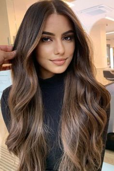 Si vous pensiez le balayage has been, c’était sans compter sur le babylights ! Cinnamon Hair, Dark Hair With Highlights, Brown Hair Balayage, Brown Balayage, Long Brown Hair, Balayage Brunette, Brown Hair With Highlights, Long Wavy Hair, Hair Inspiration Color