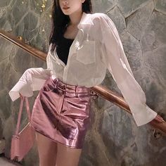 Pink Pleated Skirt Outfit, Metallic Skirt Outfit, Pink Skirt Outfits, Metallic Trousers, Metallic Mini Skirt, Silver Outfits, Like A Rockstar, Pink Pleated Skirt, Metallic Skirt