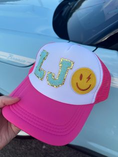 You can customize the hat to your liking, for any occasion: Birthday, concert, sports event, everyday wear. You choose the color and the patches you want to put on it. Pricing is listed as a second photo. Trucker Hat Ideas, Diy Caps, Custom Trucker Hats, Canvas Diy, Sports Event, Hat Ideas, Diy Canvas, Baseball Hat, Baseball Caps