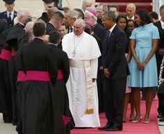 O papa Francisco chegou nesta terça-feira (22) a Washington, iniciando nos EUA a última etapa de uma viagem que o levou primeiramente a Cuba. Foto: Kevin Lamarque. Carolina Herrera, Barack Obama Family, Carolina Herrera Dresses, Shake Hands, First Lady