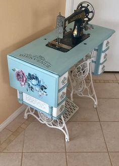 Old Sewing Machine Table, تصميم الطاولة, Old Sewing Machine, Ikea Kitchen Island, Sewing Machine Table, Sewing Room Design, Antique Sewing Table, Diy Dollhouse Furniture Easy, Sewing Furniture