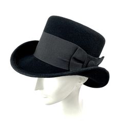 Black topper hat in pork pie style medium height. Edwardian and victorian top hat ideal for special occasions such as weddings, cocktails or parties. You can make your hat with your favorite color by choosing it from my Wool felt color card. Measurements in centimeters are 31 x 25. Crown height 12. Brim length 6.5. These measurements may have some slight variation depending on the size of the hat. The end of the brim is reinforced inside with a fine wire covered with cotton thread to always have Classic Adjustable Brimmed Cloche Hat, Classic Winter Cloche Hat, Classic Cloche Hat With Adjustable Short Brim, Classic Adjustable Cloche Hat With Curved Brim, Classic Adjustable Cloche Hat With Short Brim, Classic Adjustable Top Hat With Short Brim, Retro Adjustable Felt Hat For Formal Occasions, Adjustable Retro Felt Hat For Formal Occasions, Retro Top Hat With Curved Brim For Winter