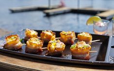 there are many appetizers on the tray ready to be eaten at this restaurant