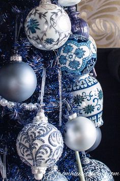 Blue Christmas Tree With Blue And White Ornaments | Themed Christmas Trees Christmas Tree Decorating Ideas, Chinoiserie Christmas, Tree Decorating Ideas, Blue Christmas Ornaments, Tree Theme, White Trees, Christmas Tree Decorating