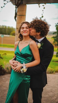 green dress prom couple corsage Green Satin Prom Dress, Prom Photography Poses, Couple Prom, Homecoming Poses, Prom Pictures Couples, Prom Picture Poses, Prom Dresses 2023