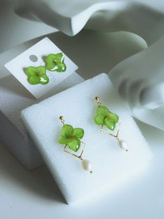 Beautiful Green Earrings Ear Studs Drop Earrings Green - Etsy Flower Earrings Diy, Mustard Seed Jewelry, Handy Craft, Random Outfits, Valentines Crafts, Dried And Pressed Flowers, Resin Projects, Diy Valentines Crafts, Earrings Ear