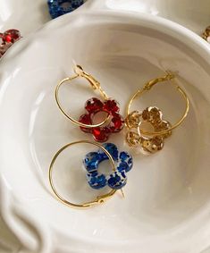 Hoop earrings with glitter flowers Sold in pairs 3 possible options: blue, red or gold glitter. ---------------------------------------------------- 🥨 Handmade, in Strasbourg, Alsace, France 🥨 Due to their handmade nature, no two products can be recreated exactly the same. You will always get a unique handmade model. Every piece of jewelry you see is handcrafted with care and love so you know you are getting a one-of-a-kind piece of jewelry. ---------------------------------------------------- 🌼 Dimensions 🌼 Creole diameter: 2.5cm Flower size: 2cm x 2cm ---------------------------------------------------- 🌼 Interview 🌼 This jewel is a costume jewel, it is made with stainless steel. To maintain its shine and for it to last over time, it is important to clean and maintain it regularly Flower Shaped Hoop Earrings For Party, Handmade Flower Hoop Earrings For Party, Gold Hoop Flower Earrings For Party, Flower Hoop Earrings, Alsace France, Glitter Flowers, Alsace, Gold Glitter, Handmade Natural