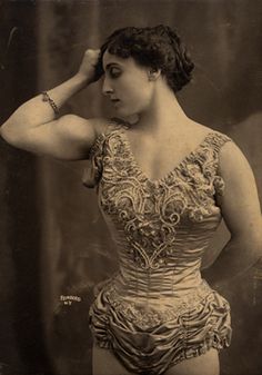 Circus strong woman, 1905 Vintage Exercise Photos, Monday Quote, Old Circus, Circus Vintage, Circus Performers, Photographie Portrait Inspiration, This Is Your Life, Quote Life