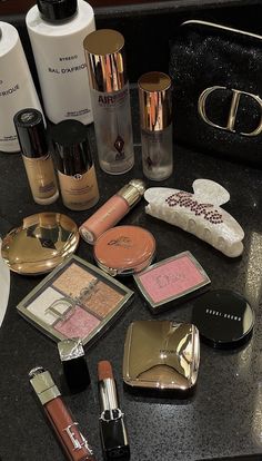 Makeup Pictures Products, Makeup Asthetic Picture Wallpaper, High End Makeup Aesthetic, Make Up Drugstore, Luxury Makeup Aesthetic, Make Up Astethic, Make Up Aesthetic Beauty Products, Summer Makeup Products, Make Up Aesthetic