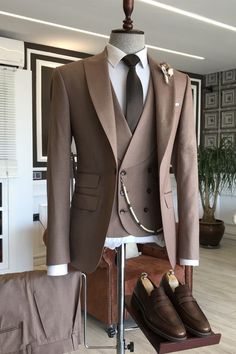 Ferdinand Light Brown Peaked Lapel Close Fitting Three Pieces Business Suits Prom Suits For Men, Stylish Mens Suits, Double Breasted Vest, Double Breasted Waistcoat, Suits Men Business, Classy Suits, Mode Costume, Wedding Suits Groom, Suit For Men