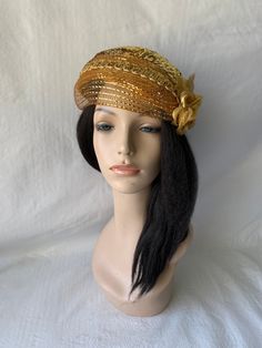 This is a classy vintage inspired 1950s - 1960s gold half hat with a modern touch perfect as a bridal fascinator hat, wedding hat, tea party hat, church hat or any other special occasion. This is a gold straw mesh headpiece create by hand and has a wire base that can fit any head size comfortably. WHAT MAKES THIS SO UNIQUE I love working with this material, it is very light and stretchy. However, because this material isn't a regular millinery material, it can't be hand blocked traditionally and Retro Fascinator For Kentucky Derby Evening, Retro Evening Fascinator For Kentucky Derby, Retro Fascinator For Evening At Kentucky Derby, Vintage Headband Costume Hat For Party, Vintage Mini Hat Headband For Parties, Vintage Costume Headband For Party, Vintage Gatsby Style Hat Headpiece, Gatsby Style Hat For Vintage Events, Vintage Wedding Costume Hat With Pinched Crown