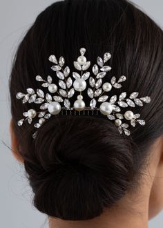 A finishing touch with exceptional presence, the Delilah Comb has a symmetrical shape and stature inspired by antique hair ornamentation, with a timeless appeal firmly rooted in modernity. Made by hand in New York, its faceted crystals and pearl details form a spray of foliage. The flexible comb makes for secure placement, regardless of how it is situated in the hairstyle. Bow Veils, Antique Hair Combs, Makeup Images, Wedding Hair Jewelry, Luxury Hair Accessories, Pearl Hair Combs, Rhinestone Hair Comb, Pearl Details, Wedding Hair Inspiration