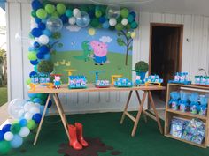 a table with balloons and decorations for a peppa pig birthday party