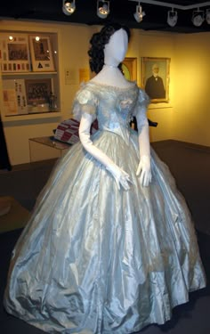 Blue dress worn to the Prince of Wales Ball in 1860. Click through for bigger picture. Elgin County (ON) Museum 1850s Dresses, Era Dresses, Victorian Dresses, Sun King, Bigger Picture