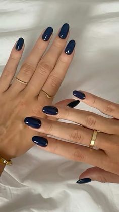 Navy dark blue nails nail inspo girls 2024 it girl aesthetic natural simple basic clean girl cool Wife Nails, Navy Nails, Navy Blue Nails, Casual Nails, Mob Wife, Blue Nail, Cat Eye Nails, Nails 2024, Girls Nails