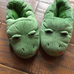 Padded Green Frog Stride Rite Slippers, Beaded Eyes, Legs On Sides, New Without Tags , Not Worn, Good Gift. Frog Slippers, Sport Slippers, Shark Slippers, Unicorn Slippers, Stride Rite Shoes, Boys Slippers, Bear Slippers, Boys Sandals, Soft Slippers