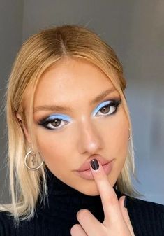 90s Makeup Trends, 70s Makeup, 90s Makeup, Blue Eyeliner, Eye Makeup Pictures, Fancy Makeup, Makeup Eye Looks, Creative Eye Makeup, Blue Eyeshadow