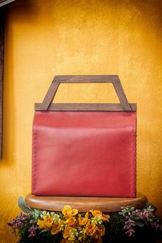 Top Handle Bag Wooden Leather Bag Womens Red Handbag Boho - Etsy Denmark Boho Leather Bags, Wooden Bag, Modern Bag, Everyday Purse, Red Handbag, Top Handle Bags, Boho Leather, Sewing Leather, Working Woman