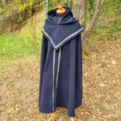 Children's cape & cowl set (excluding clothing and accessories) for your little (robbery) knight or viking! Of course also for princesses, forest elves and young maidens! Two great, warming items of clothing made from wool fabric! Decorated with a border with a Celtic motif. Optionally without trim. cape * without hood * plain black, dark blue, olive, burgundy or gray * with or without border * available in 4 sizes * Wool fabric: 80% wool & 20% polyester * Length from shoulder to hem: Size S: approx. 59 cm Size M: approx. 78 cm Size L: approx. 98 cm Size XL: approx. 110cm Gugel * Skjoldehamn style * Color matching the cape * Plain size * with or without border (matching the cape) Care instructions: Hand wash or wool wash program (cold) in the washing machine Airing and brushing out usually Medieval Cape For Cosplay, Medieval Black Costume For Winter, Viking Style Medieval Dress Costume For Winter, Viking Costume For Medieval Festivals And Costume Parties, Medieval Style Cape For Cosplay Events, Viking Style Medieval Dress For Winter, Medieval Cape For Cosplay Events, Elvish Cosplay Costume For Winter, Viking Costume For Halloween And Fantasy Events