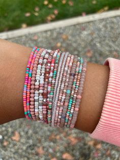 Wrap Bracelets Beaded, Colorful Seed Bead Bracelets, Bracelet Colors Ideas Beads, Seed Bead Jewelry Diy Bracelets, Beaded Bracelet Patterns Color Combos, Double Beaded Bracelets, Bracelet From Beads, Popular Bracelets 2023, Beaded Bracelet Color Combos