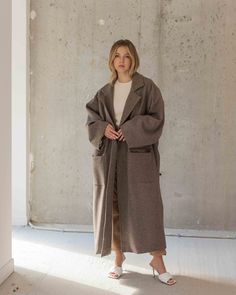 made in Italy weit geschnittener Wollmantel keine Knöpfe überschnittene Schultern breiter Gürtel Innentasche Beide Models (1,75m und 1,68m) tragen die Größe M Aylin Koenig, Oversized Wool Coat, Wide Belt, Wool Coat, Drop Shoulder, Inside Pocket, Women Wear, Models, Italy