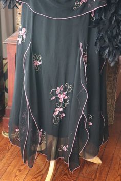 Black chiffon 2 piece skirt & cowl front blouse, beaded Pink sequined Flapper dress. Great gatsby, Roaring 20s Art deco dress. modern sz 16/18 more pics on fb: https://www.facebook.com/pg/RetroVintageWeddings1920s1930s/photos/?tab=album&album_id=2672881656141194 Spring Flapper Dress For Costume Party, Fitted Flapper Dress For Spring Costume Party, Elegant Spring Flapper Dress For Costume Party, Spring Evening Flapper Dress, Roaring 20s Art, Roaring 20s Art Deco, 20s Art, Deco Dress, Art Deco Dress