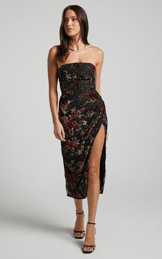 Jessell Midi Dress - High Split Strapless Dress in Black Floral | Showpo Las Vegas Wedding Guest Dress, Strapless Wedding Guest Dress, Midi Wedding Guest Dress, Gala Outfits, Sukienki Maksi, Dark Floral Dress, Rehearsal Dinner Outfits, Dress Code Wedding, Guest Attire