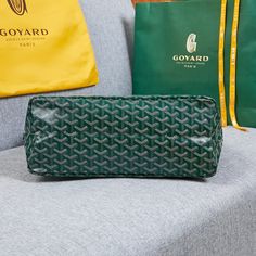 Goyard hobo bohème underarm bag, inspired by the life philosophy of bohemian wandering, a combination of two ace saint louis ➕artois series tote bags, built-in mother-in-law pockets, casual and lazy style, with it you are The trendsetter of the fashion world.
The comfort of the shoulder strap is the soul of the whole bag, work slowly and carefully, just look at the pictures for details 
Size: 42×27×15cm Green Luxury Baguette Bag For Travel, Luxury Green Baguette Bag For Travel, Luxury Green Satchel Baguette Bag, Luxury Green Baguette Shoulder Bag, Luxury Green Baguette Bag For Shopping, Luxury Green Pouch Shoulder Bag, Luxury Green Baguette Bag For Everyday Use, Luxury Green Baguette Bag For Daily Use, Luxury Large Capacity Pouch Hobo Bag