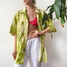 "🌴 Vintage shirt 🌴 Beautiful vintage 80s 90s unisex summer oversized loose pastel green floral abstract graphic button-up shirt. Tropical Hawaiian flowers short sleeve funky blouse. Looks sweet styled with beach light pants & flip flops. Lovely summer beachwear, coconut girl, surf, beach summer Hawaii shirt 🌴 80s, 90s 🌴 Brand: C&A 🌴 Feels like 100% cotton 🌴 Size tag: XL * should fit sizes UK6/8/10/12/14/16 * looks great oversized! * our model usually wears UK6/8. she's 165cm (5'5\") * DM i Tropical Grunge Outfit, 90s Style Summer Shirt, Tropical Shirt Outfit Women, Hawaii Shirt Style Women, 70s Beach Fashion, Tropical Shirt Outfit, Hawaii Shirt Style, Funky Blouse, Hawiian Shirts