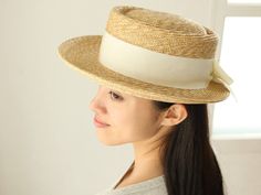 Classic pork pie style natural straw hat, made by high-quality straw braid (5-6mm).   Classical and sophisticated silhouette, made by natural material. The front brim is made to be wider than the back.  This hat is unisex.  We can arrange the trimming upon request.  A perfect finishing touch for summer dressing up.  size M 57cm  L59cm Wide of the brim front 7cm back 5cm  hight of the hat 9cm Please understand before ordering Grosgrain's hats, these straw hat are made of hand-woven natural straw, and all the pieces are crafted uniquely.  Natural straw usually has slight colour difference among them,  as well as slight unevenness.  I hope you would enjoy the characteristic of hand-crafted hats, using natural materials. Cream Straw Boater Hat With Short Brim, Beige Straw Boater Hat With Flat Brim, Beige Woven Boater Hat With Short Brim, Classic Beige Straw Boater Hat, Cream Straw Boater Hat With Flat Brim, Cream Flat Brim Straw Boater Hat, Cream Brimmed Straw Boater Hat, Beige Boater Hat With Flat Crown For Spring, Beige Flat Crown Boater Hat For Summer