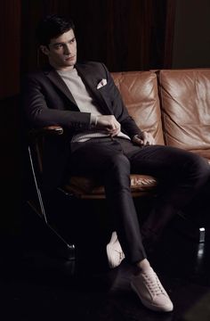 Outfit Cowok, Fashion Cowok, Gentleman Outfit, Gentleman Aesthetic, Male Models Poses, Ralph Lauren Menswear, Mens Fashion Blog, Men Photography, Mens Workwear