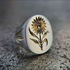 New! 925 Sterling Silver Carved Gold Sunflower Engraved Signet Ring Details: - Condition: New - Metal: Silver (Stamped "925") - Included: 1 X Ring Check Out My Other Listings! Other Items I Carry: Vintage Rings Retro Rings Men's Rings Sterling Silver Rings Engagement Bridal Wedding Rings Punk Biker Rings Ethnic Rings Floral Rings Pearl Rings Art Deco Rings Gothic Rings Couples Rings Ring Sets Heart Rings Funny Rings Silver Necklaces Gold Necklaces Vintage Necklaces And Earrings Handmade Jewelry Castro Smith, Daisy Rings, Heart Wedding Rings, Dragonfly Ring, Sunflower Ring, Flower Daisy, Daisy Ring, Ring Flower, Wild Flower