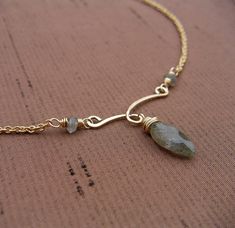 Hammered Wire Jewelry, Wire Wrap Jewelry Designs, Diy Jewelry Necklace, Curved Bar, Wire Jewelry Designs, Labradorite Necklace, Wire Work Jewelry, Labradorite Necklaces, Handmade Wire Jewelry