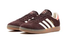 The Women’s adidas Gazelle “Shadow Brown” is a women’s-exclusive colorway of the retro shoe with an earth tone design.  The upper features a Shadow Brown suede construction with tonal suede overlays.  Classic white leather Three Stripes and gold “Gazelle” branding appear on the side of the shoe.  More adidas branding can be found on the pink leather heel tab and on the tongue.  A semi-translucent gum rubber sole completes the look.  Release date: May 15, 2023 Brown Gazelle Adidas, Adidas Gazelle Brown, Brown Shoes Womens Outfit, Earth Tone Shoes, Earth Tone Design, Adidas Gazelle Women, Brown Adidas, York Outfits, Jordan New