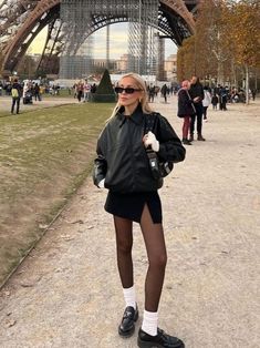 Black Tights And Loafers, Tights Socks And Loafers, Tights With Socks Outfit, Tights With Loafers, Tights And Loafers Outfit, Outfit Black Tights, All Black Tights Outfit, Outfit With White Socks, Black Loafer Outfits Women Fall